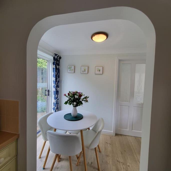Cheerful, Cosy, One Bedroom Home With Patio And Parking Newbury  Kültér fotó