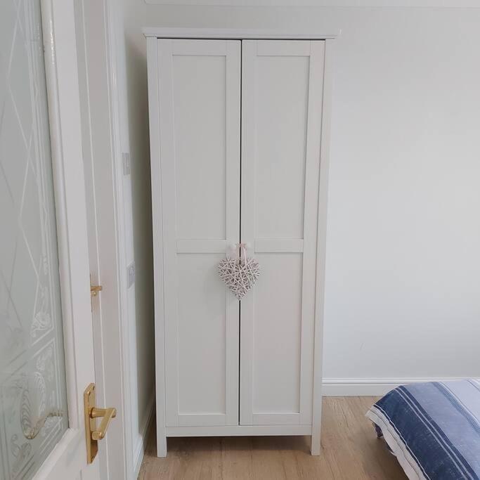 Cheerful, Cosy, One Bedroom Home With Patio And Parking Newbury  Kültér fotó