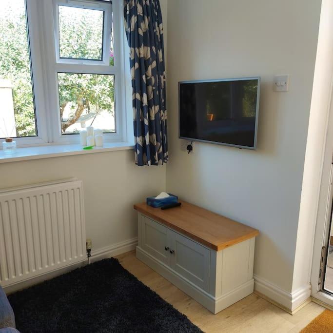 Cheerful, Cosy, One Bedroom Home With Patio And Parking Newbury  Kültér fotó