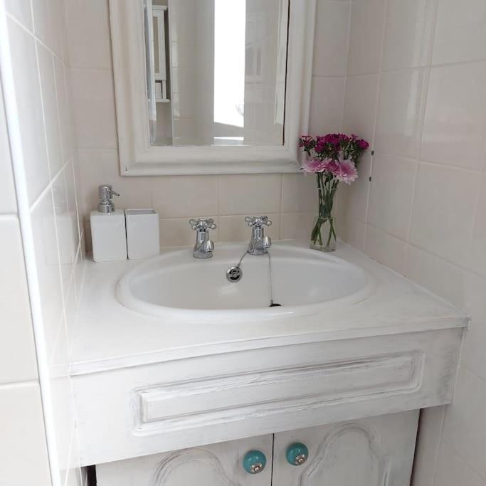 Cheerful, Cosy, One Bedroom Home With Patio And Parking Newbury  Kültér fotó