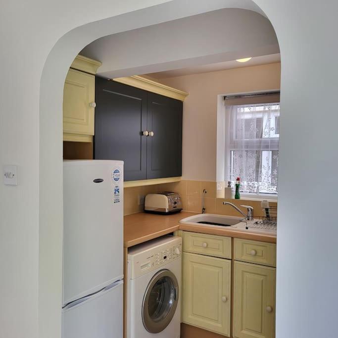 Cheerful, Cosy, One Bedroom Home With Patio And Parking Newbury  Kültér fotó