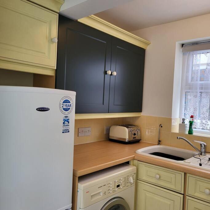 Cheerful, Cosy, One Bedroom Home With Patio And Parking Newbury  Kültér fotó