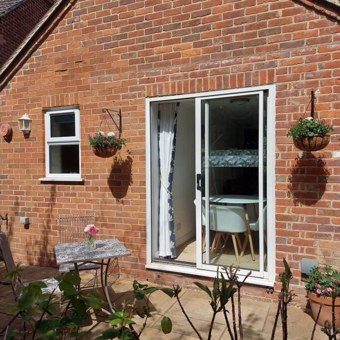 Cheerful, Cosy, One Bedroom Home With Patio And Parking Newbury  Kültér fotó