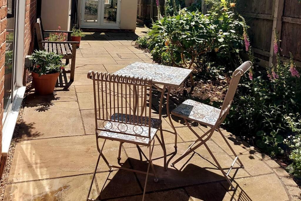 Cheerful, Cosy, One Bedroom Home With Patio And Parking Newbury  Kültér fotó