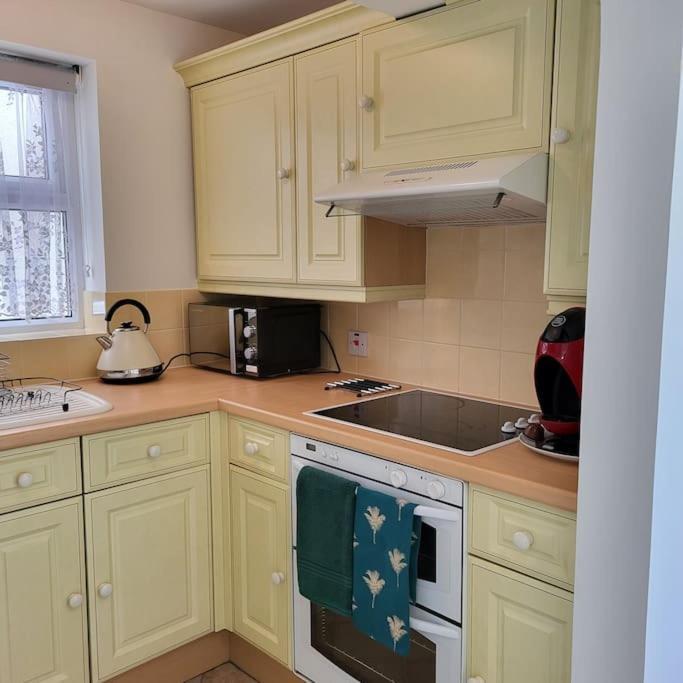 Cheerful, Cosy, One Bedroom Home With Patio And Parking Newbury  Kültér fotó