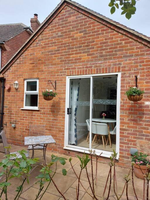 Cheerful, Cosy, One Bedroom Home With Patio And Parking Newbury  Kültér fotó